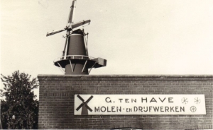 F0317 Miniatuur molen op dak van werkplaats, 1964